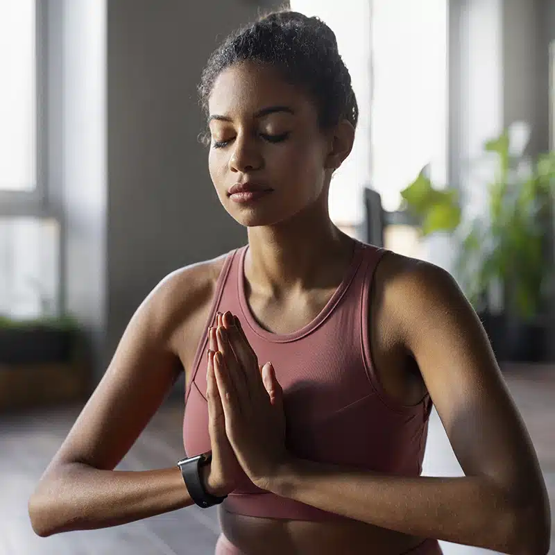 Woman painting. Image by Freepik.